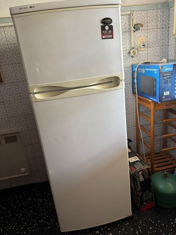 Heladera con freezer Panavox - Electrodomésticos