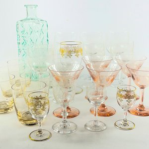 Lote de botellas, copas diferentes hialinas y color - imagen 3