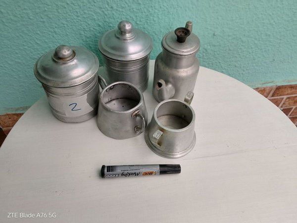 Lote de jarras de aluminio y accesorios - imagen 1