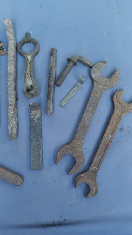 Colección de llaves y herramientas antiguas - imagen 3