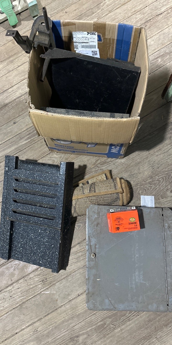 Caja con Varios Repuestos y Accesorios Metálicos