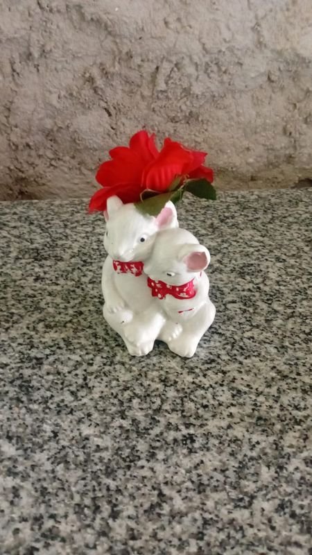 Figurita de gato blanco con rosa roja