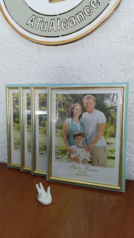 Lote siguiente: Marco de fotos de 30x40 cm con borde turquesa