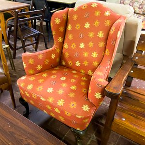 Sillón de Madera Estilo Clásico con Tapizado Naranja y Diseño Geométrico - imagen 2