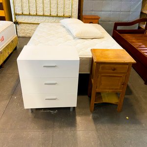 Lote siguiente: Juego de Mesa de Luz Blanca con Cajón y Colchón