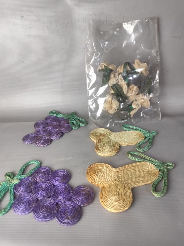 Adornos de Ramilletes de Uvas y Huesos de Cuerda
