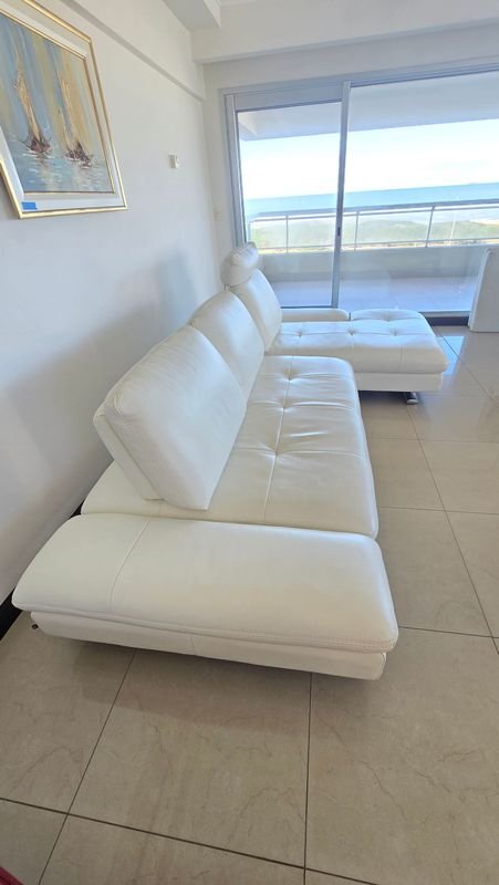 Sofá blanco cuero con respaldo con movimiento y chaise longue - imagen 3
