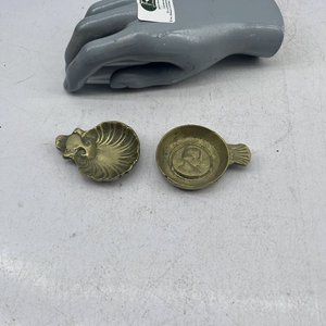 Dos Despojadores de Bronce Macizo con Diseño de Concha y Rostro - imagen 1