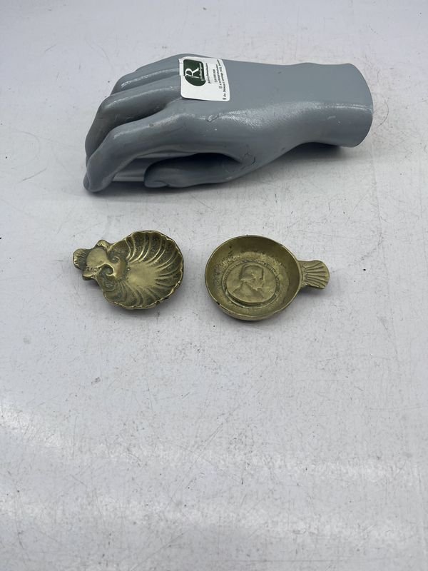 Dos Despojadores de Bronce Macizo con Diseño de Concha y Rostro