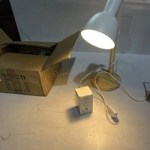 Lote siguiente: Lámpara de escritorio blanca con foco LED
