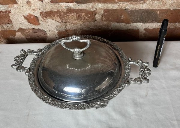 Guisera Antigua de Platina con Tapa Cincelada y Repujados