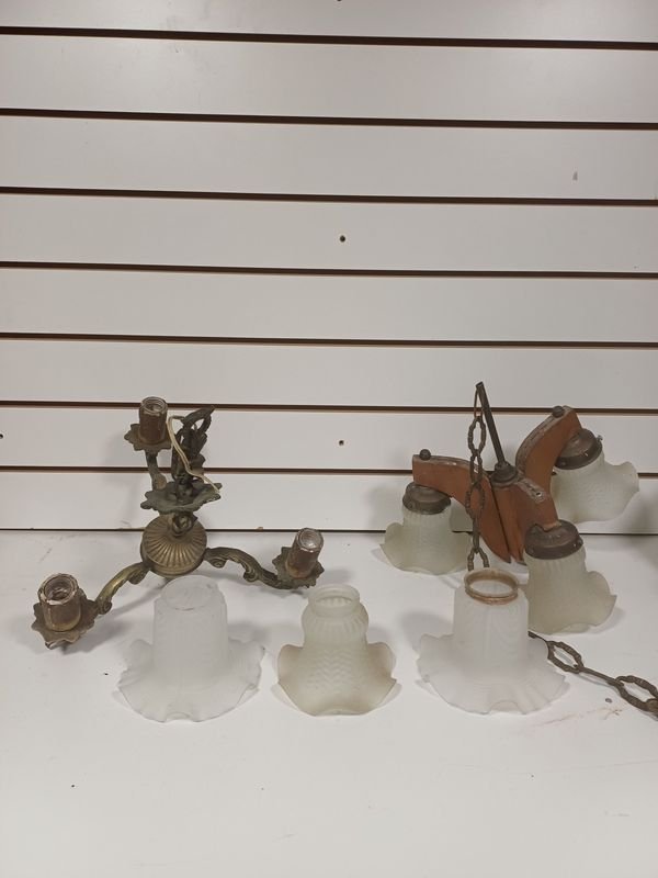 Lote de Arañas de Bronce y Madera con Tulipán y Plafón