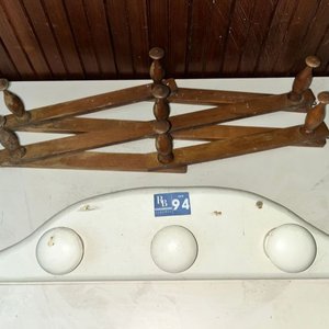 Lote de 2 Percheros: Uno Blanco Plegable y Otro de Madera Extensible - imagen 1