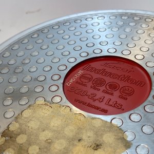 Olla de Hierro Fundido Roja con Tapa y Perilla Metálica - imagen 5