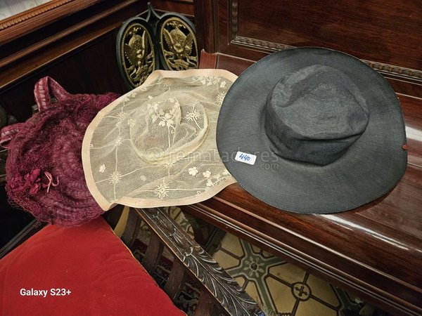 Lote de Tres Sombreros de Mujer: Encaje y Ala Ancha
