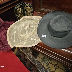 Lote siguiente: Lote de Tres Sombreros de Mujer: Encaje y Ala Ancha