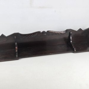 Lote siguiente: Antigua Repisa de Madera Oscura con Detalles Tallados