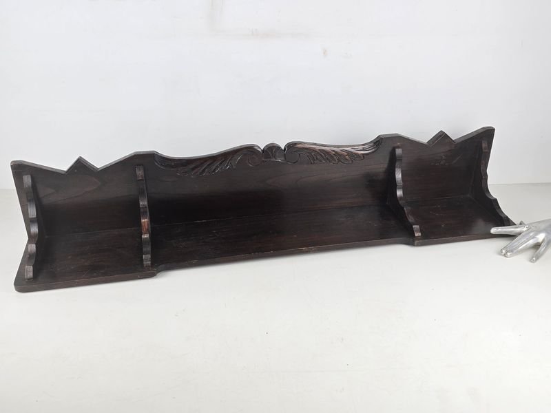 Antigua Repisa de Madera Oscura con Detalles Tallados