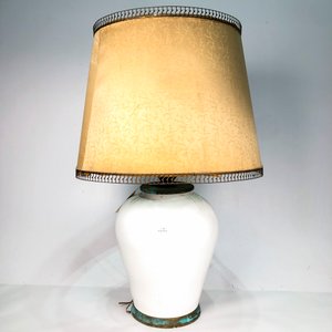 Lámpara de Mesa Vintage en Porcelana Blanca con Pantalla Grande - imagen 2