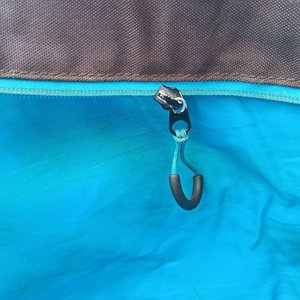 Dos bolsos o fundas para raquetas de tenis marca Babolat, de diferentes modelos y colores, con cierres; usados, con desgaste y señales de uso visibles. - imagen 5
