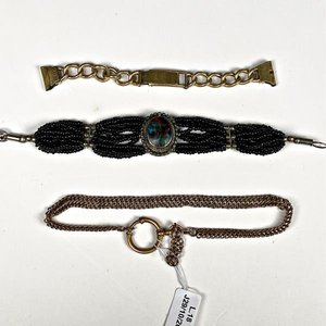 Lote anterior: Tres Pulseras Diferentes: Dos Enchapadas y Una de Cuentas Negras con Piedra
