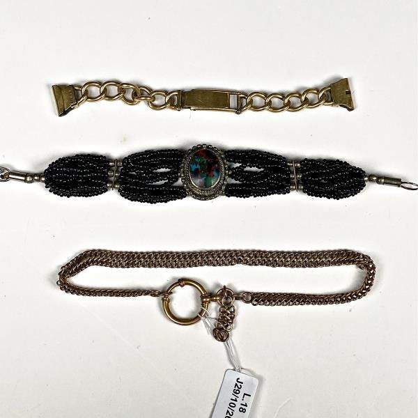 Tres Pulseras Diferentes: Dos Enchapadas y Una de Cuentas Negras con Piedra