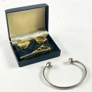 Lote siguiente: Conjunto de Joyería para Hombre: Pulsera, Gemelos y Traba Corbata Dorados