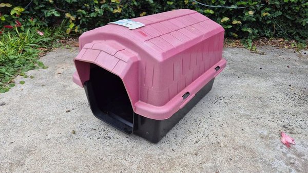 Casa de Perro de Plástico con Diseño de Granero - imagen 1