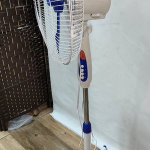 Ventilador de Pie Blanco y Azul con 3 Velocidades y Oscilación - imagen 4