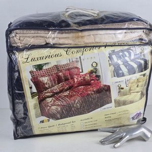 Lote siguiente: Juego de Acolchado "Luxurious Comfort" 7 Piezas Azul Marino con Detalles Ornamentales