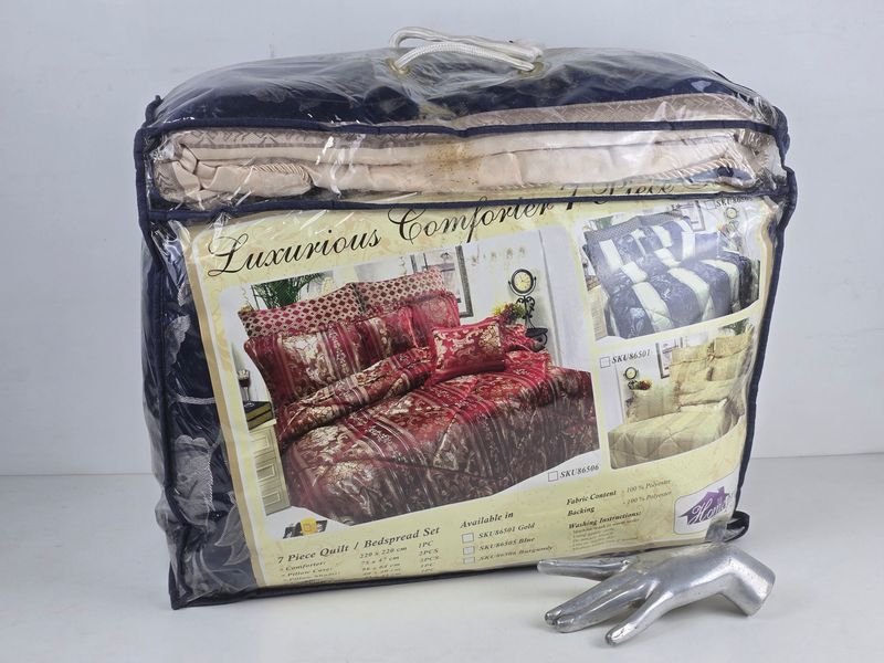 Juego de Acolchado "Luxurious Comfort" 7 Piezas Azul Marino con Detalles Ornamentales
