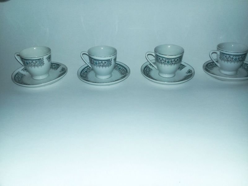 Lote siguiente: Juego de té con cuatro tazas y platos de porcelana