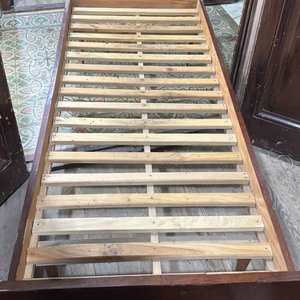Lote siguiente: Cama de Una Plaza Estilo Clásico
