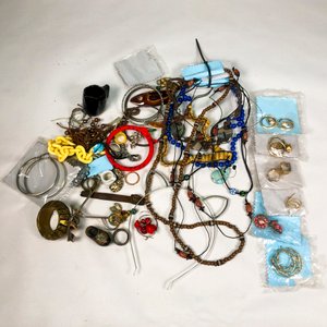 Lote de Bijouterie Variada para Dama: Collares, Pulseras y Aros - imagen 2