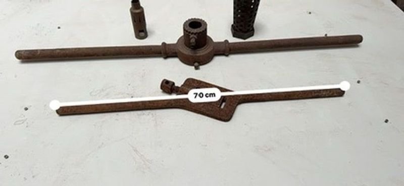 Colección de llaves antiguas y barra metálica - imagen 3