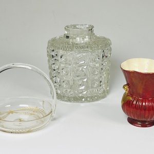 Bombonera de Vidrio, Canastita de Cristal y Florero de Loza Inglesa - imagen 2
