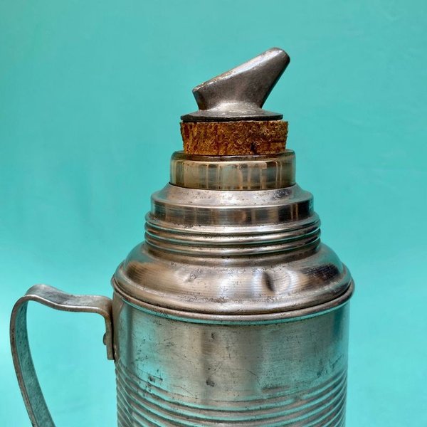 Antiguo termómetro de aluminio con tubo en vidrio y tapón metálico - imagen 3