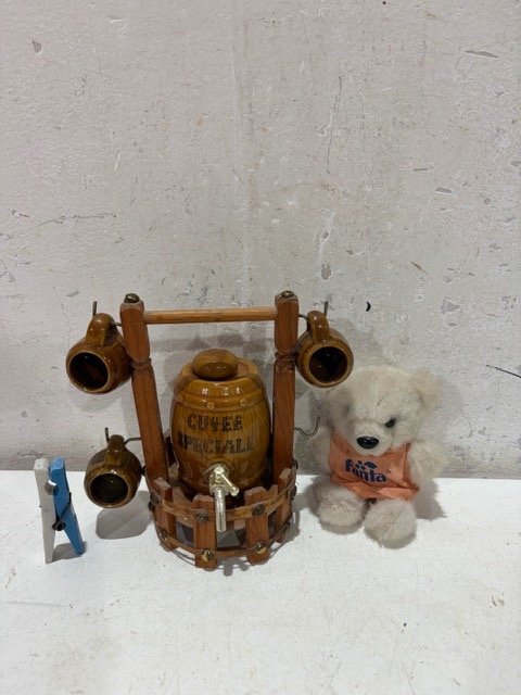 Miniatura de Barril Dispensador con Dos Vasos y Osito de Peluche
