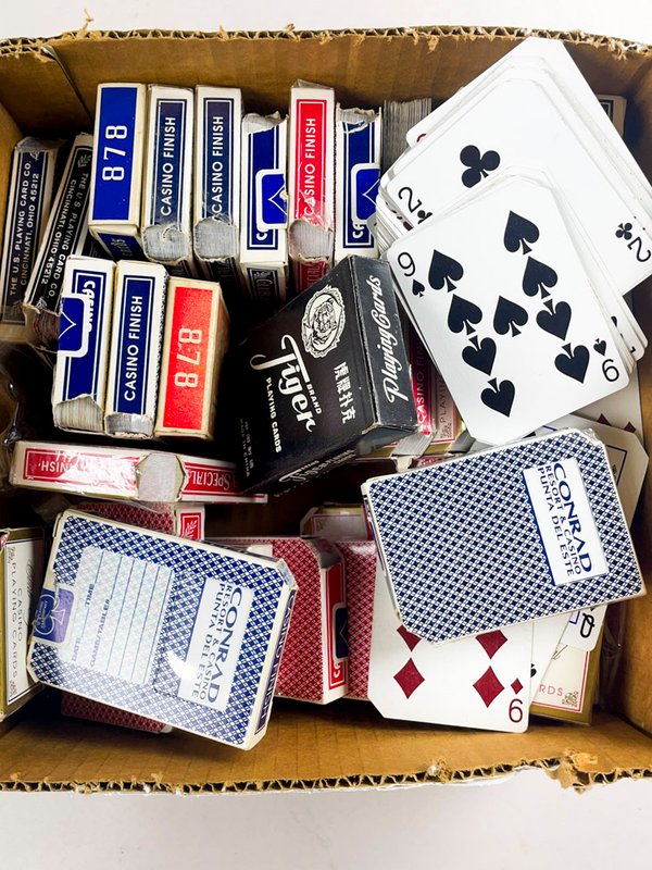 Lote siguiente: Lotes de cartas de poker y accesorios