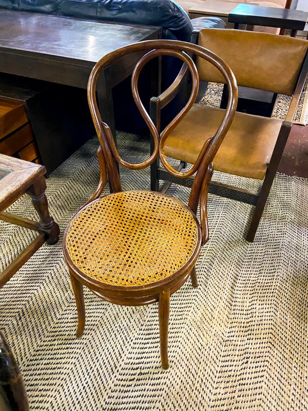 Silla de madera estilo Thonet con asiento de mimbre - imagen 1