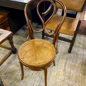 Silla de madera estilo Thonet con asiento de mimbre - imagen 1