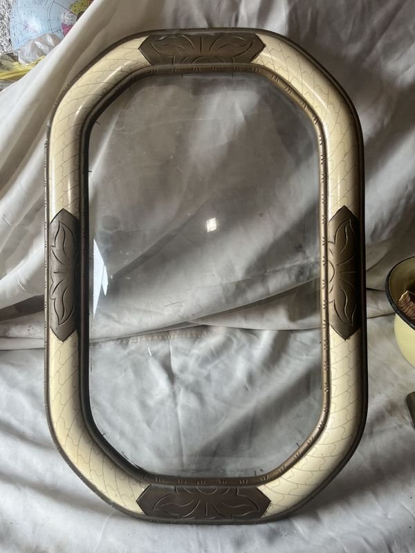 Lote siguiente: Porta retrato con marco de madera y yeso con vidrio ovalado