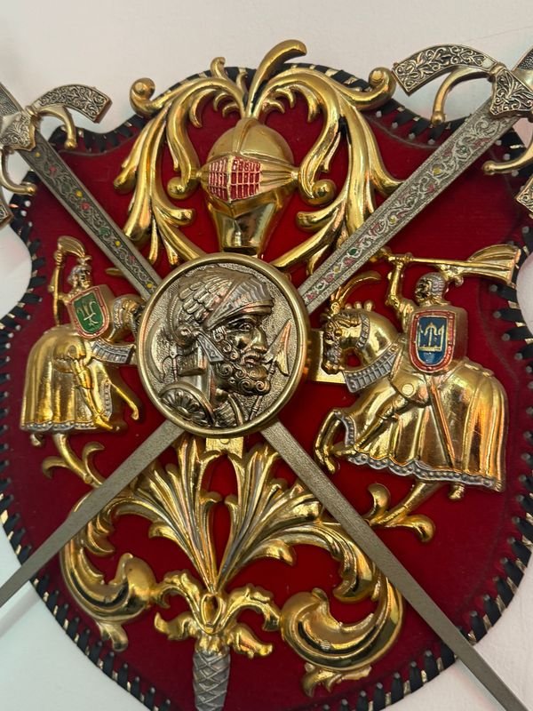 Escudo con espadas decorativas en metal - Decoración para hogar - imagen 2