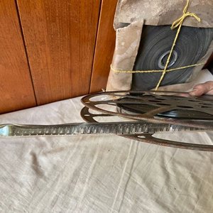 Lote siguiente: Carrete con Cinta de Película Antigua y Rollo Completo