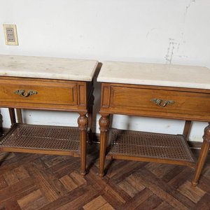 Lote siguiente: Par de Mesas de Luz Estilo Luis XVI con Estantes Esterillados y Tapa de Mármol