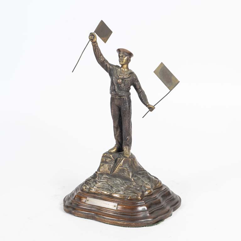 Figura de marinero en bronce con base de madera - imagen 1