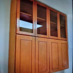 Mueble Aéreo de Madera con Vitrina y Puertas Ciegas - imagen 2