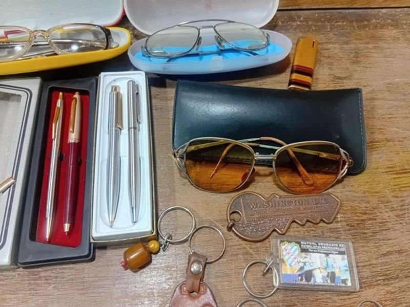 Colección de llaveros, lentes, encendedor y lapiceras - imagen 6