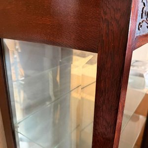 Vitrina Antigua de Roble con Detalles Tallados y Estantes de Cristal - imagen 3