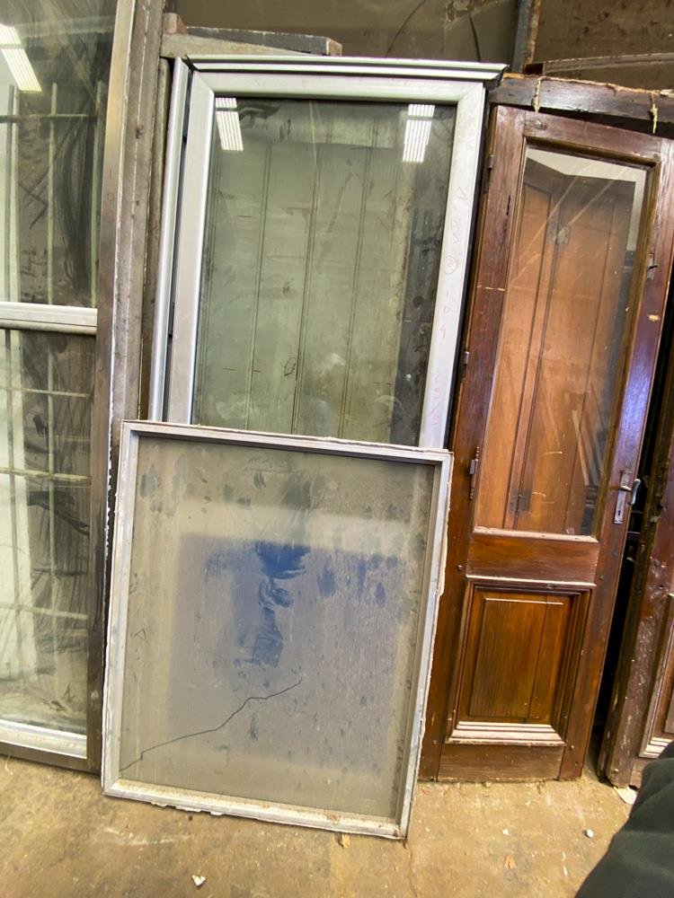 Puerta de Vidrio MDF Azul y Ventana de Aluminio